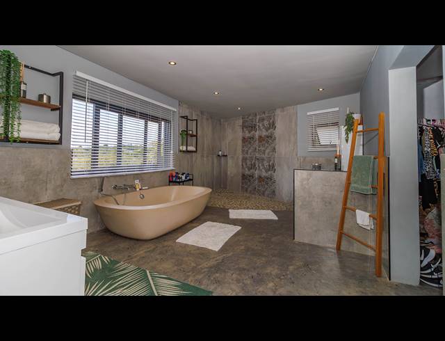 6 BEDROOM TOWNHOUSE FOR SALE IN CRESTHOLME